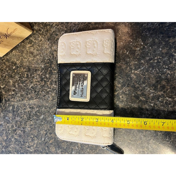 Loungefly Loves Hello Kitty Embossed Wallet - Picture 8 of 9